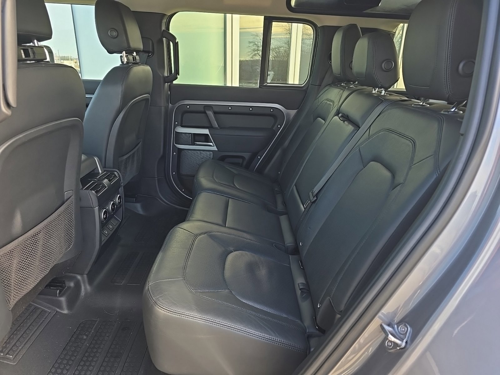 Used 2023 Land Rover Defender 110 SE image 8