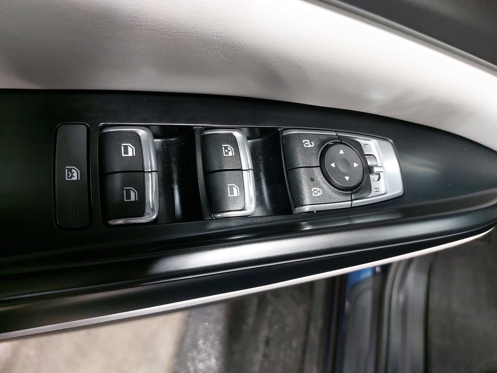 Used 2023 Kia Carnival LX image 28