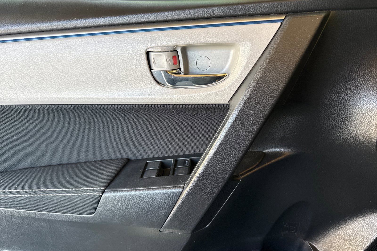 Used 2014 Toyota Corolla LE FWD image 12