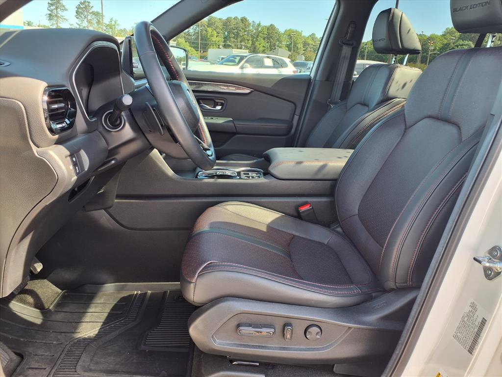 Used 2025 Honda Pilot Black Edition image 3