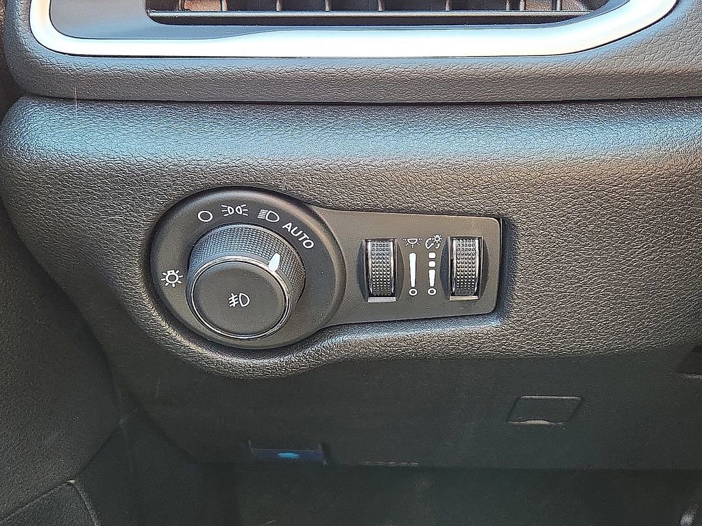 Used 2025 Chrysler Pacifica Select image 24