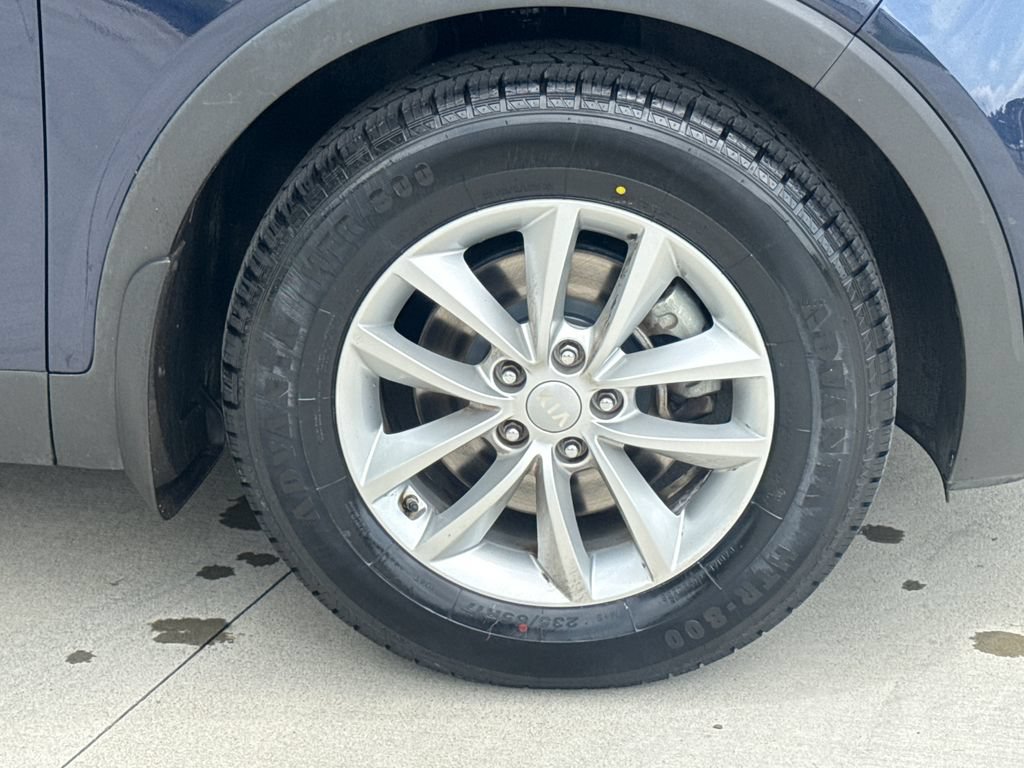 Used 2017 Kia Sorento FWD image 11