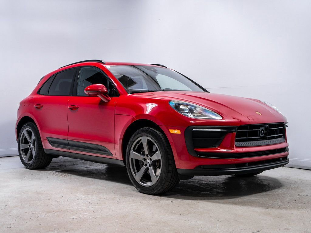 Certified 2025 Porsche Macan image 9