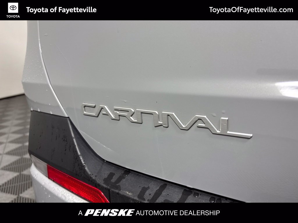Used 2025 Kia Carnival EX FWD image 4