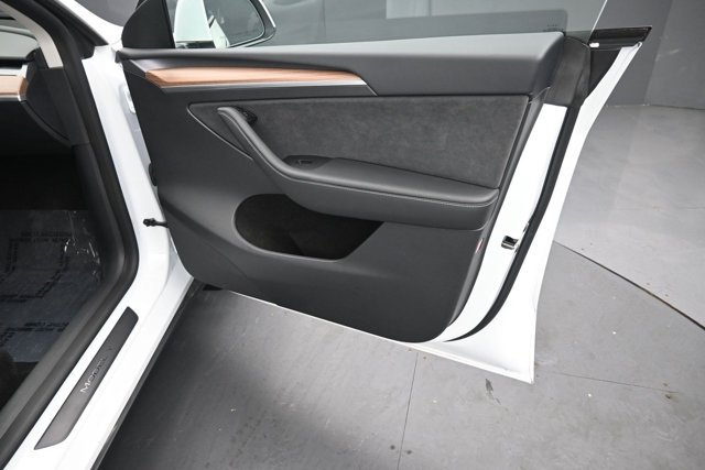 Used 2025 Tesla Model Y Long Range RWD image 29