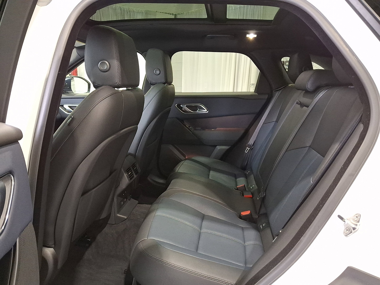 Certified 2026 Land Rover Range Rover Velar Dynamic SE image 9