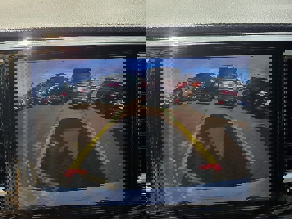 Used 2022 Chrysler Pacifica Touring-L image 15