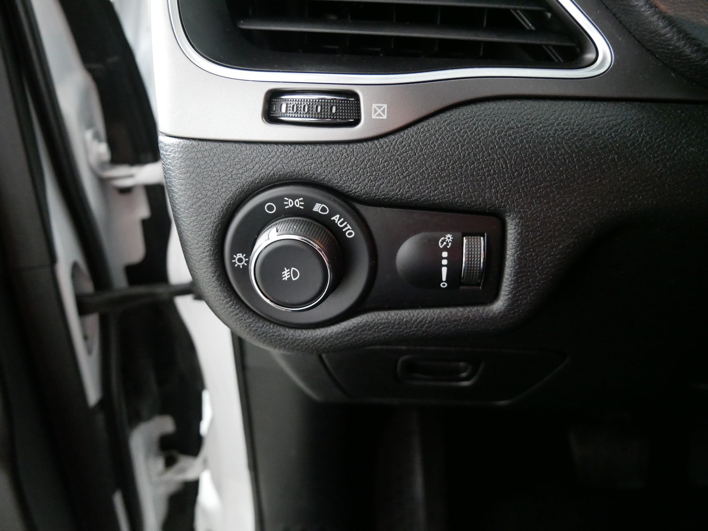 Used 2019 Jeep Cherokee Latitude w/ Cold Weather Group AWD/4WD image 26