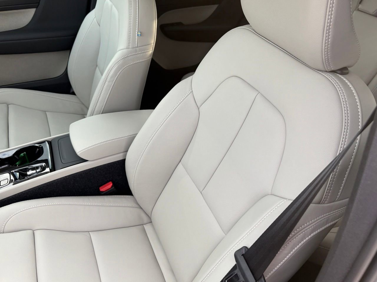 New 2026 Volvo XC40 B5 Plus w/ Protection Package Premier image 18