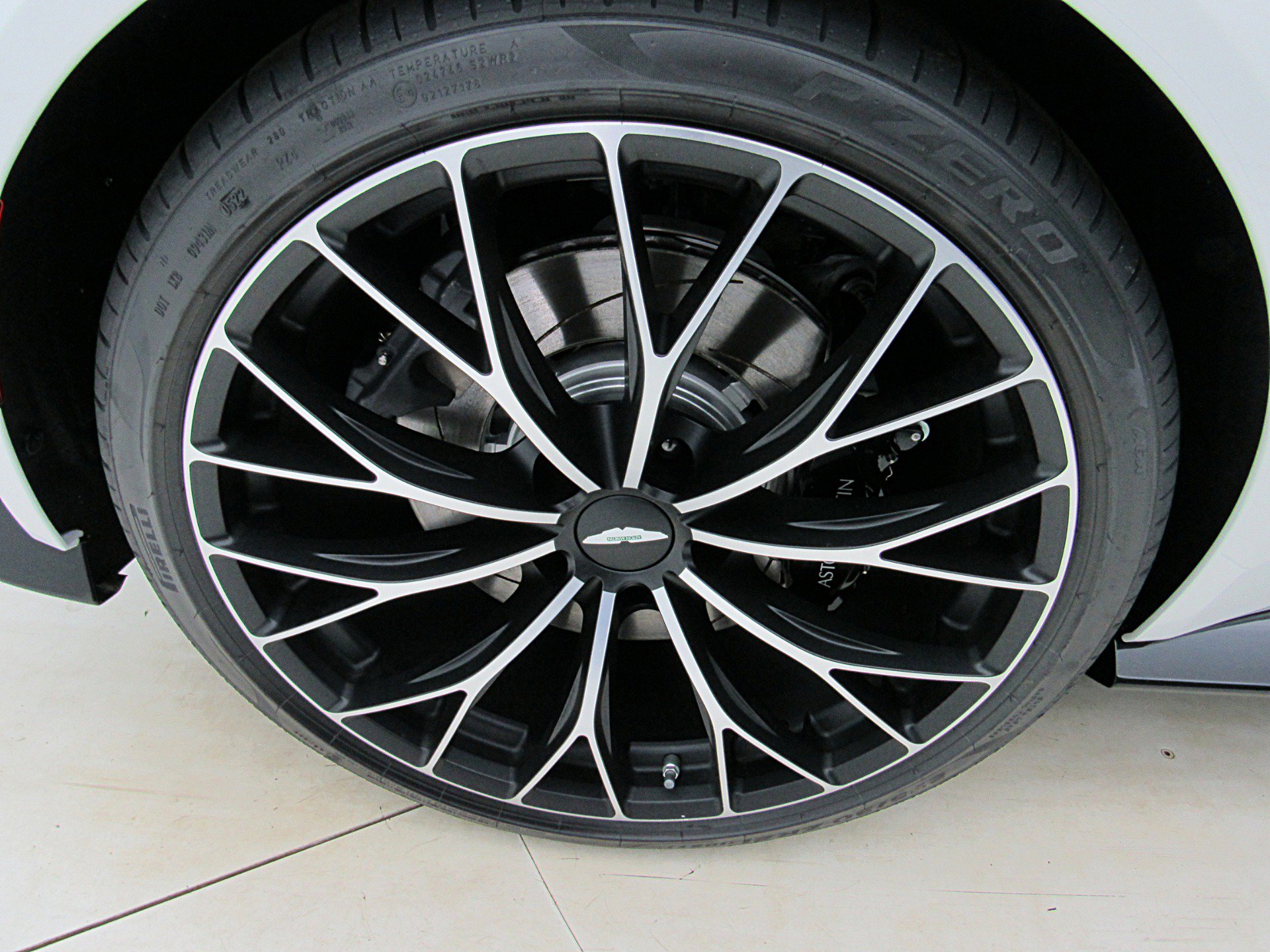 Used 2023 Aston Martin V8 Vantage Roadster RWD image 49