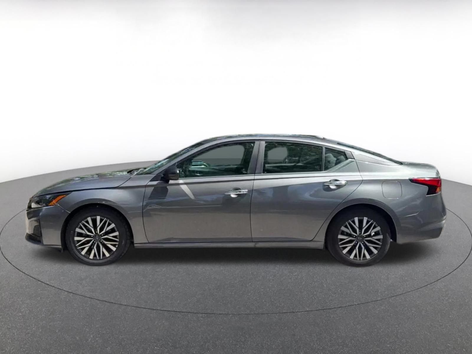 Used 2025 Nissan Altima 2.5 SV FWD image 9