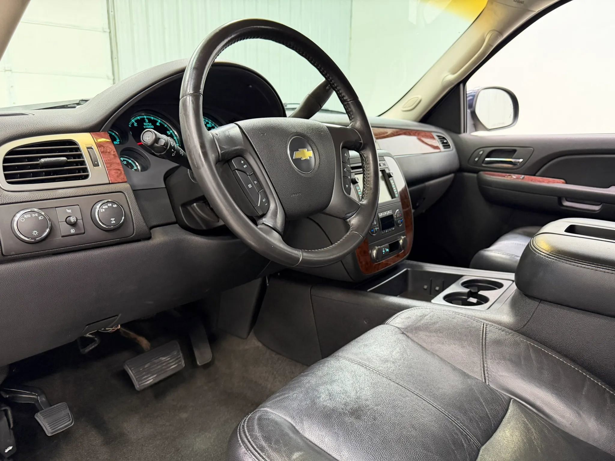 Used 2007 Chevrolet Suburban 2500 LT w/ LT Preferred Equipment Group AWD/4WD image 12