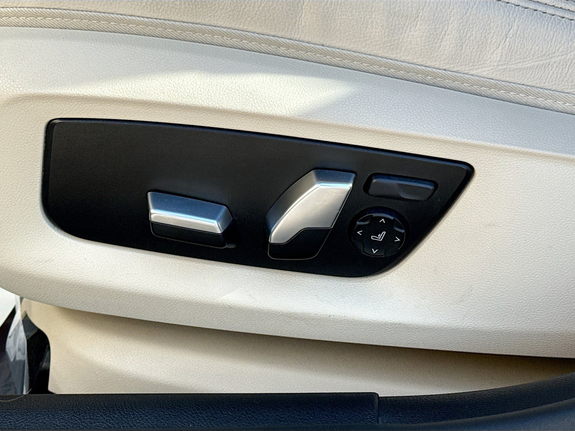 Used 2023 BMW 530i w/ Premium Package RWD image 25