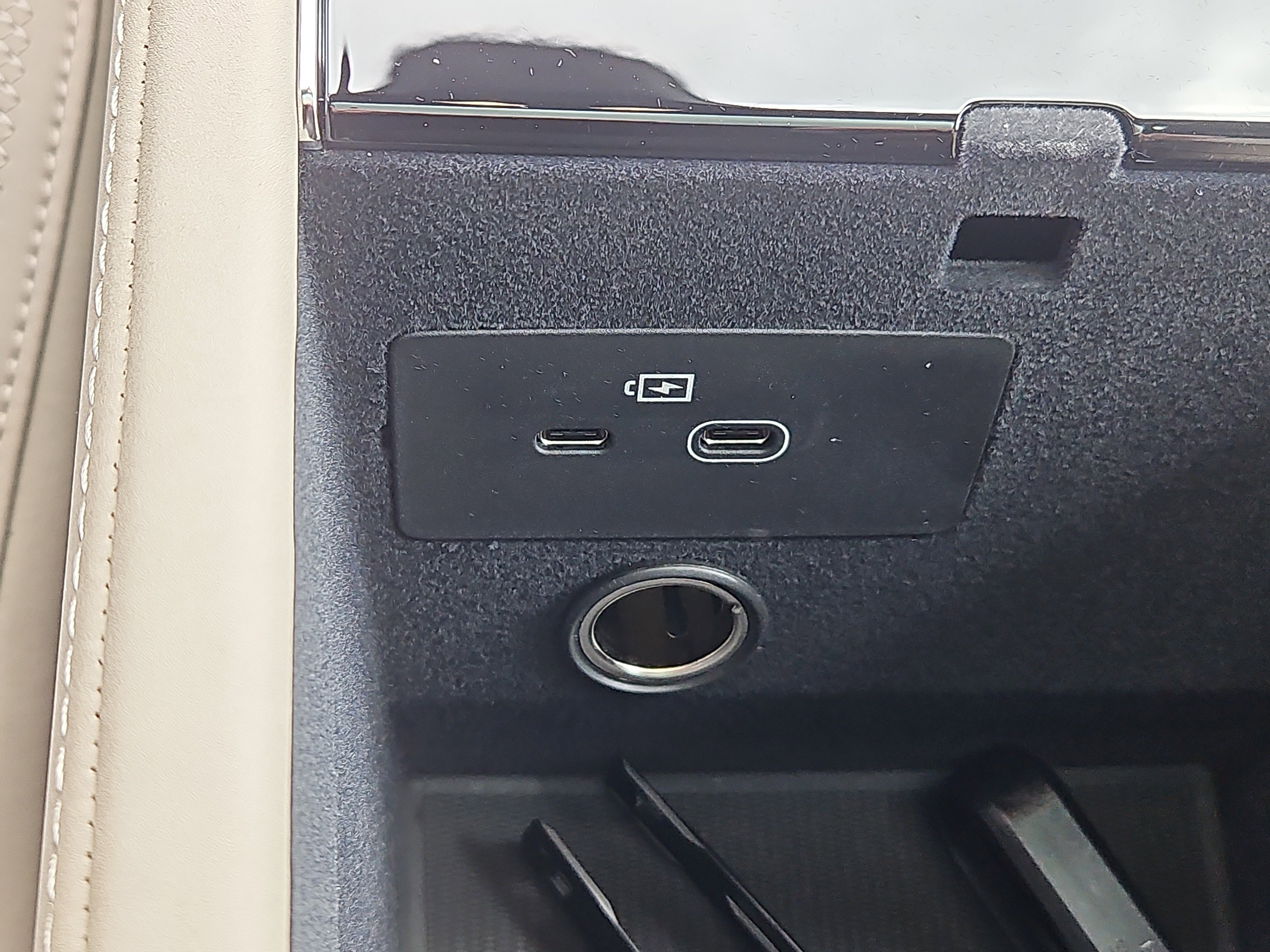 New 2026 Volvo XC90 B6 Plus w/ Protection Package Premier image 8