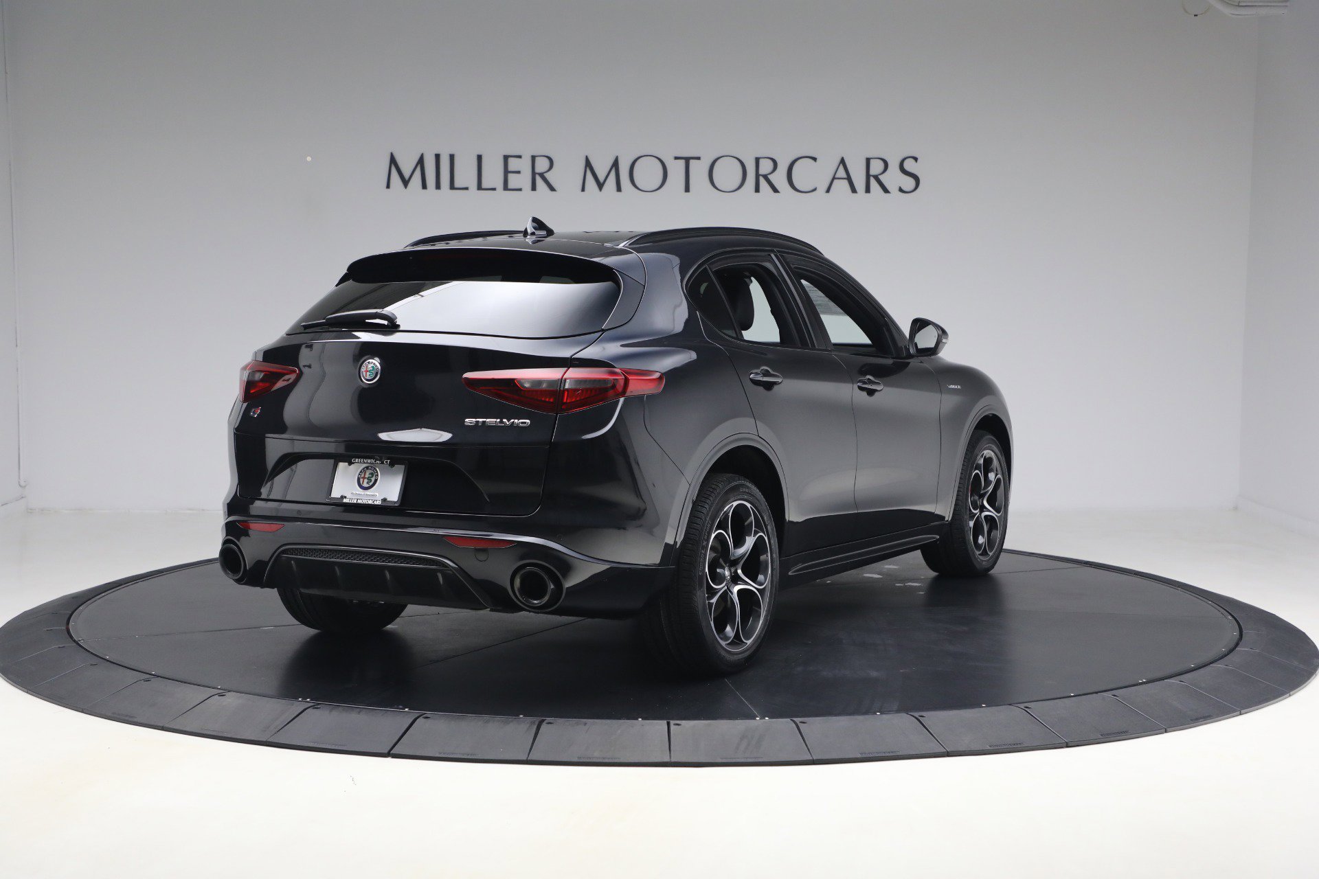 Used 2023 Alfa Romeo Stelvio Veloce AWD/4WD image 9