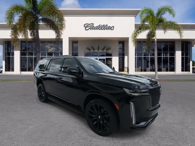 Used 2022 Cadillac Escalade Luxury w/ LPO, Illumination Package AWD/4WD image 2