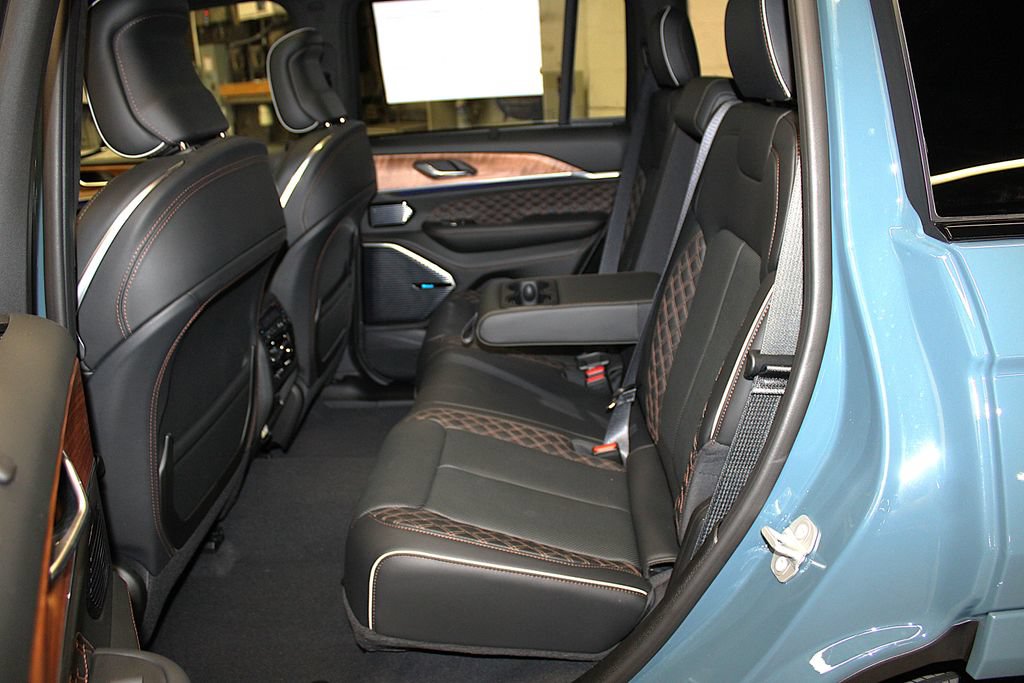 New 2026 Jeep Grand Cherokee Summit w/ MOPAR Finishing Package AWD/4WD image 30