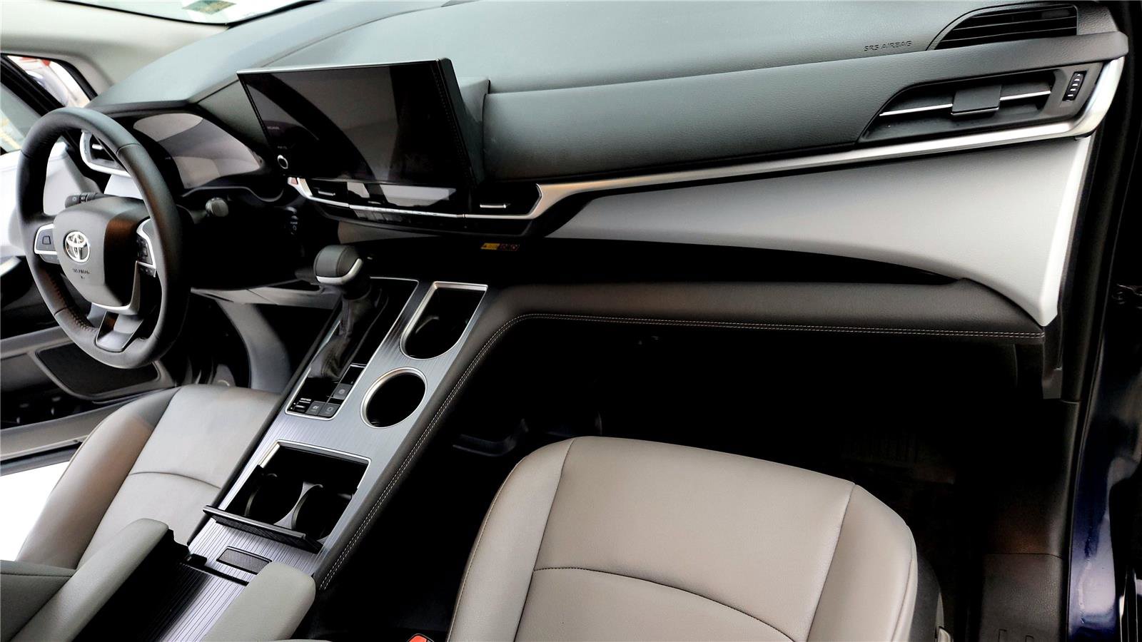 Used 2025 Toyota Sienna XLE image 16