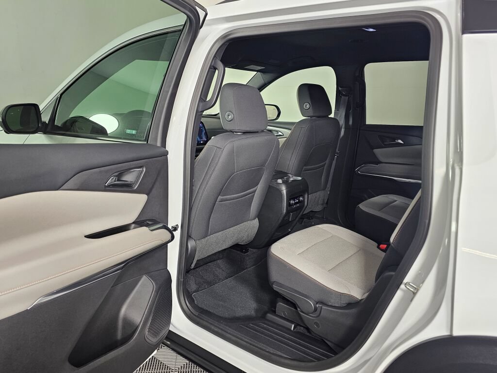 Used 2025 Chevrolet Traverse LT w/ Driver Confidence Package FWD image 32