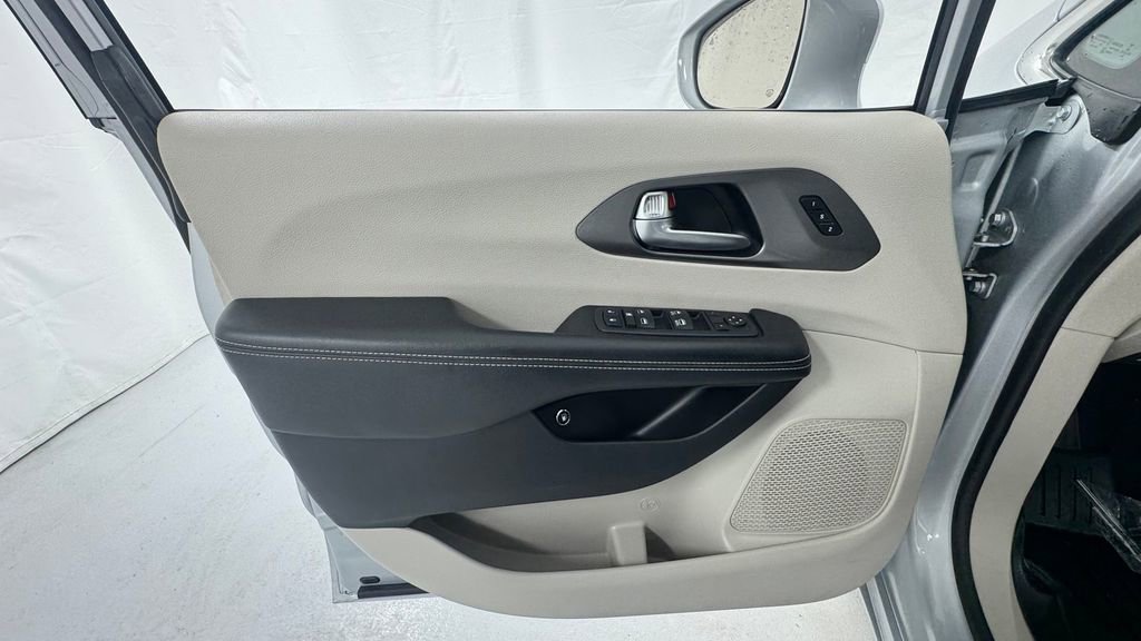 Used 2022 Chrysler Pacifica Touring-L FWD image 21