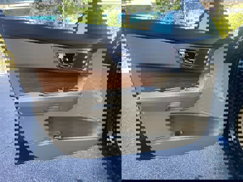 Used 2010 Jaguar XF Luxury image 20