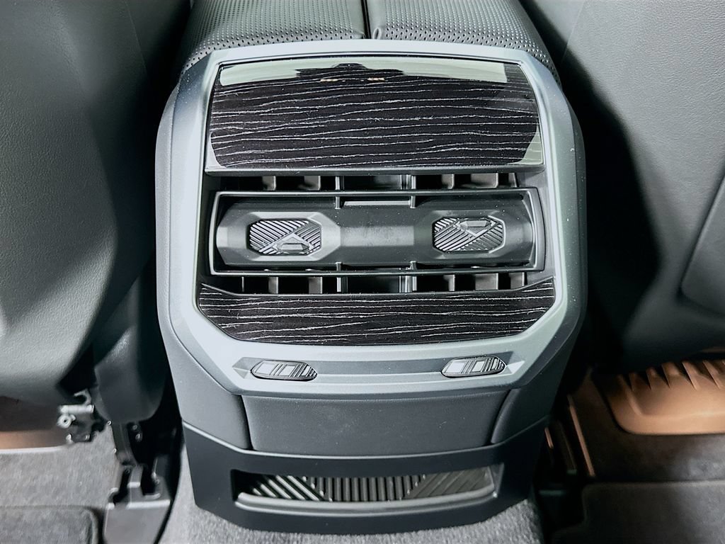 New 2026 BMW 750e xDrive AWD/4WD image 18