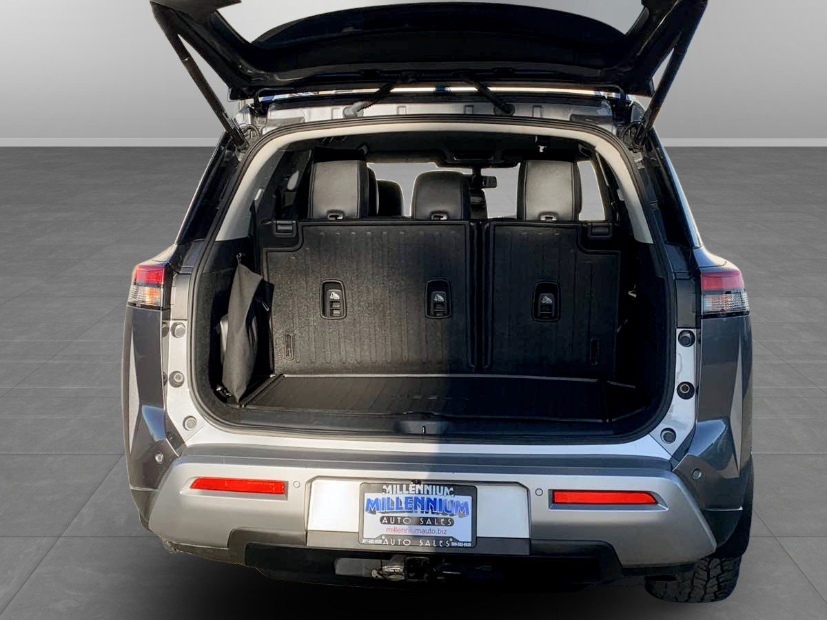 Used 2022 Nissan Pathfinder SL w/ Lighting Package (N92) AWD/4WD image 13