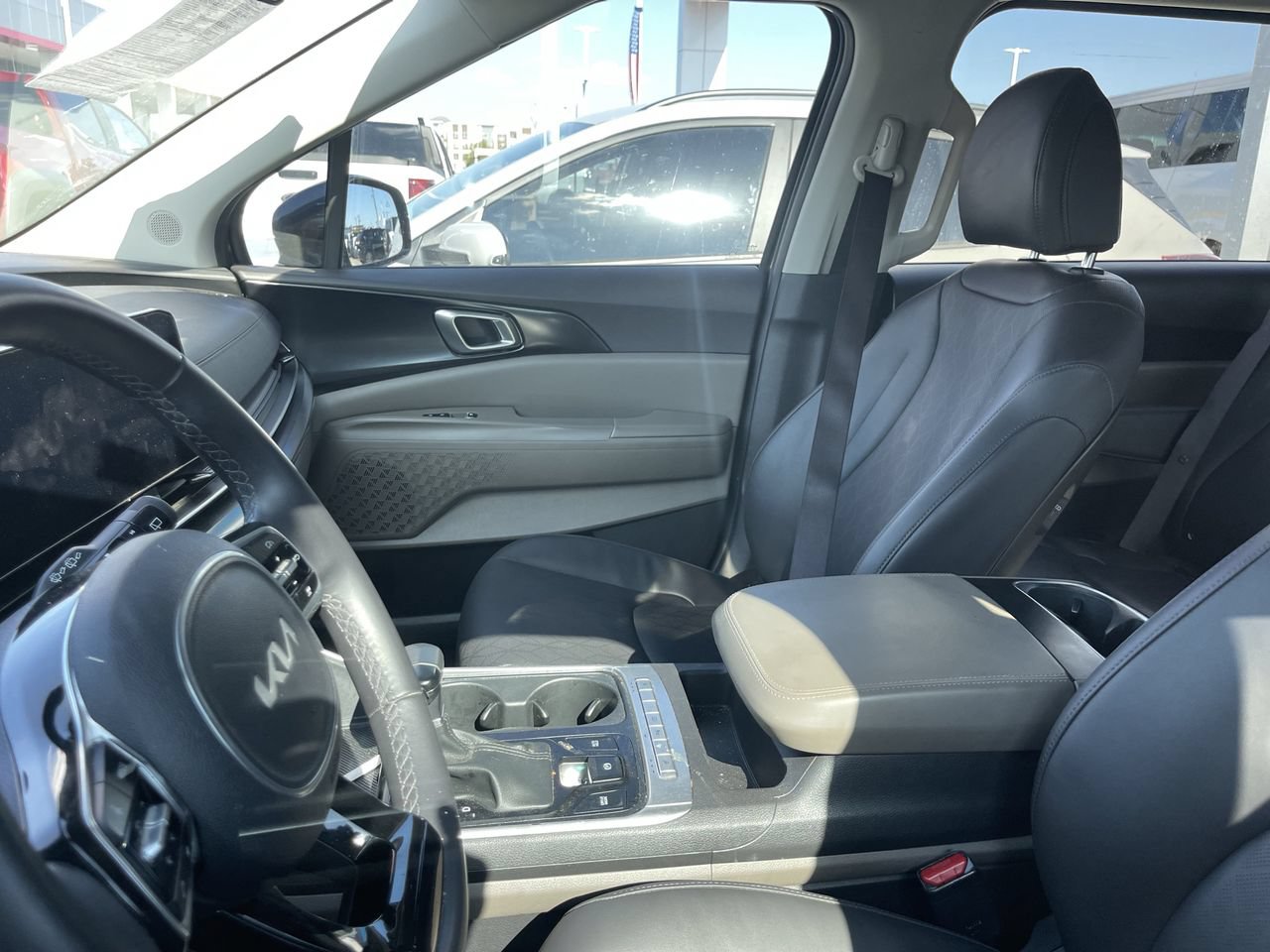 Used 2025 Kia Carnival FWD image 8