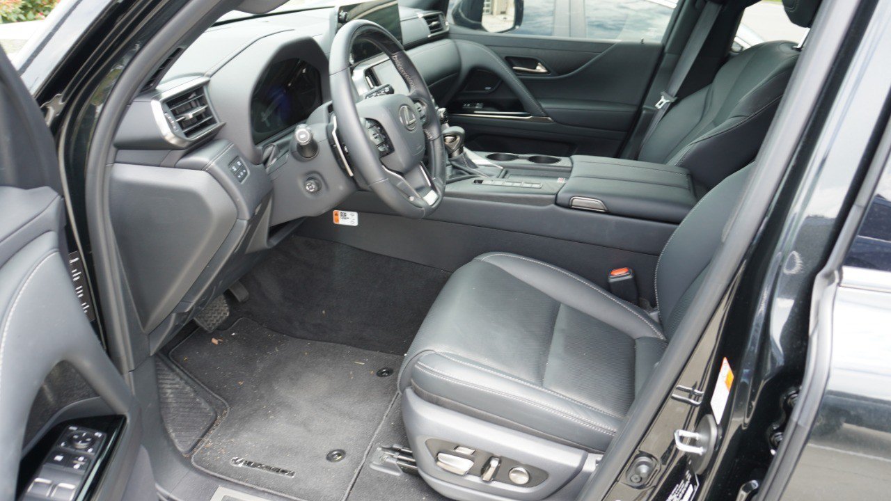 Certified 2026 Lexus LX 600 4WD w/ Accessory Package (Z1) image 9
