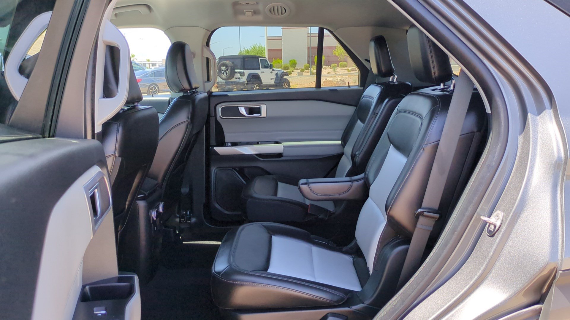 Used 2023 Ford Explorer XLT w/ Equipment Group 202A RWD image 26