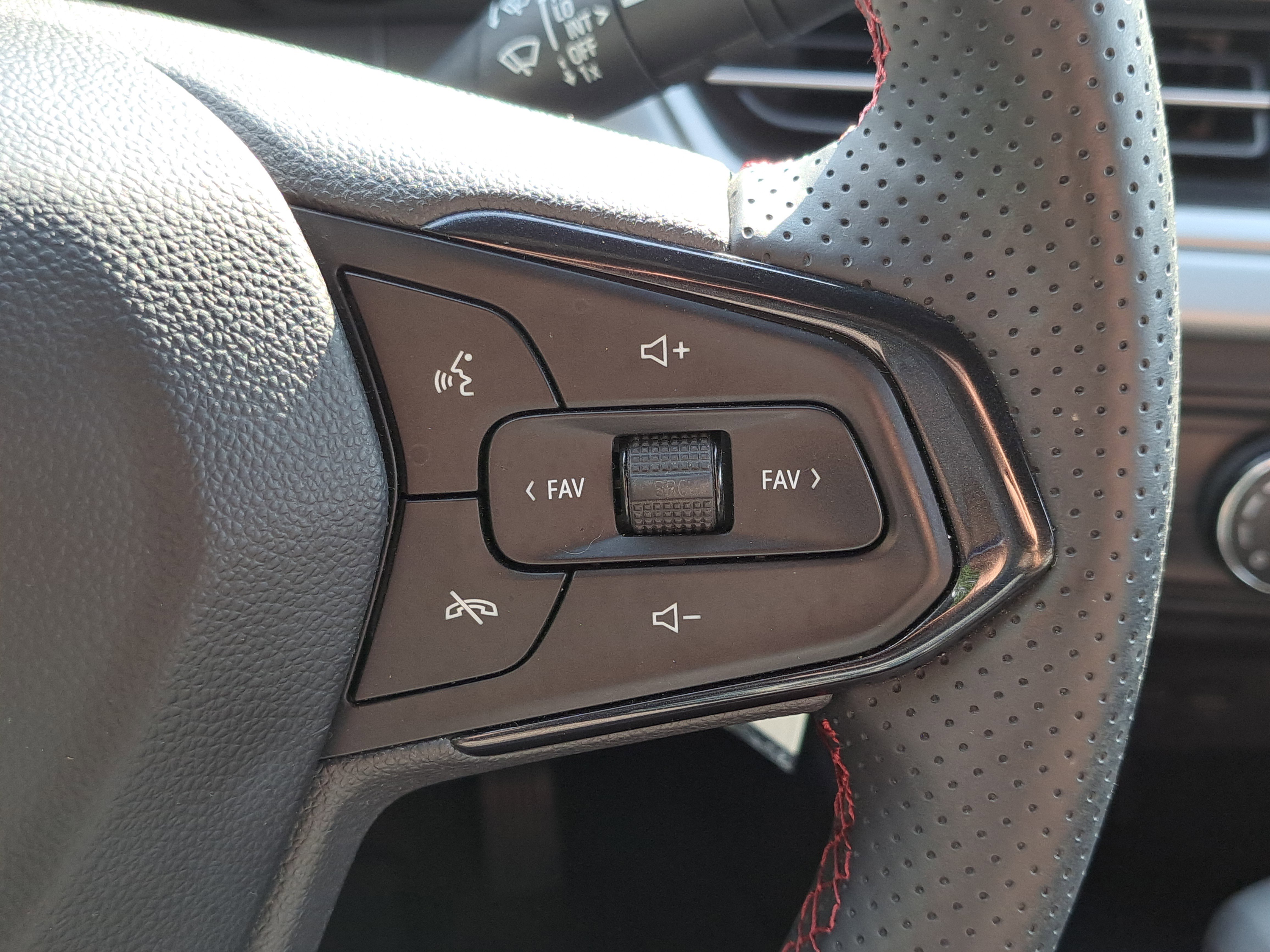 Used 2024 Chevrolet Trax RS w/ Sunroof Package image 18