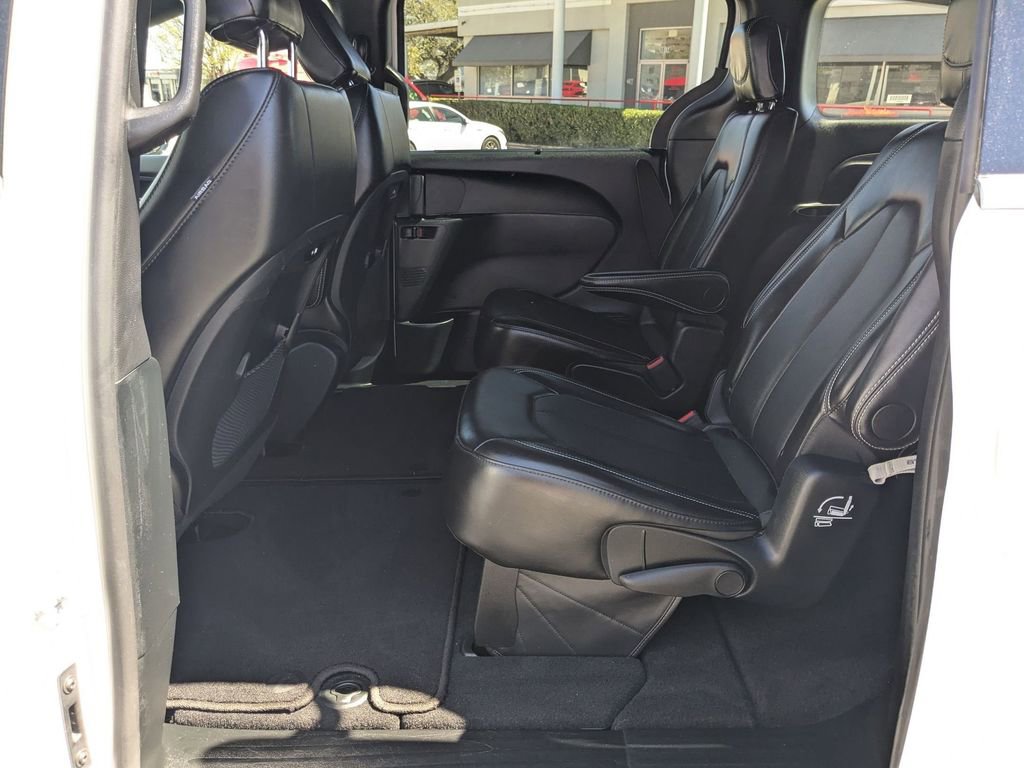 Used 2025 Chrysler Pacifica Select image 23