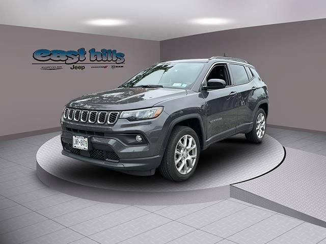 Used 2024 Jeep Compass Latitude w/ Sun and Sound Group AWD/4WD image 5