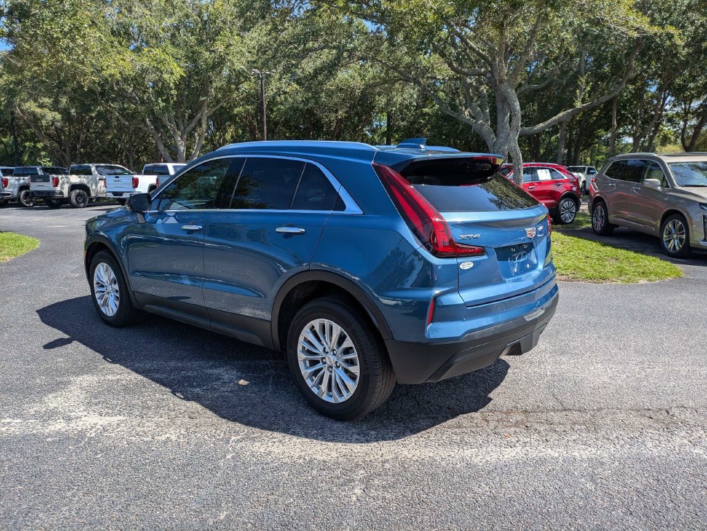 Certified 2024 Cadillac XT4 Luxury w/ Cold Weather Package FWD image 6