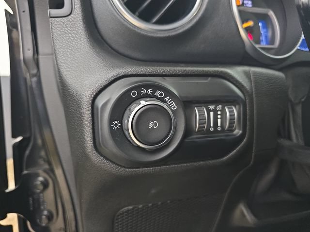 Used 2019 Jeep Wrangler Unlimited Sahara AWD/4WD image 38
