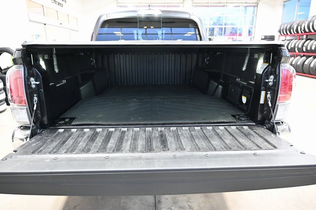Used 2022 Toyota Tacoma TRD Off-Road image 7
