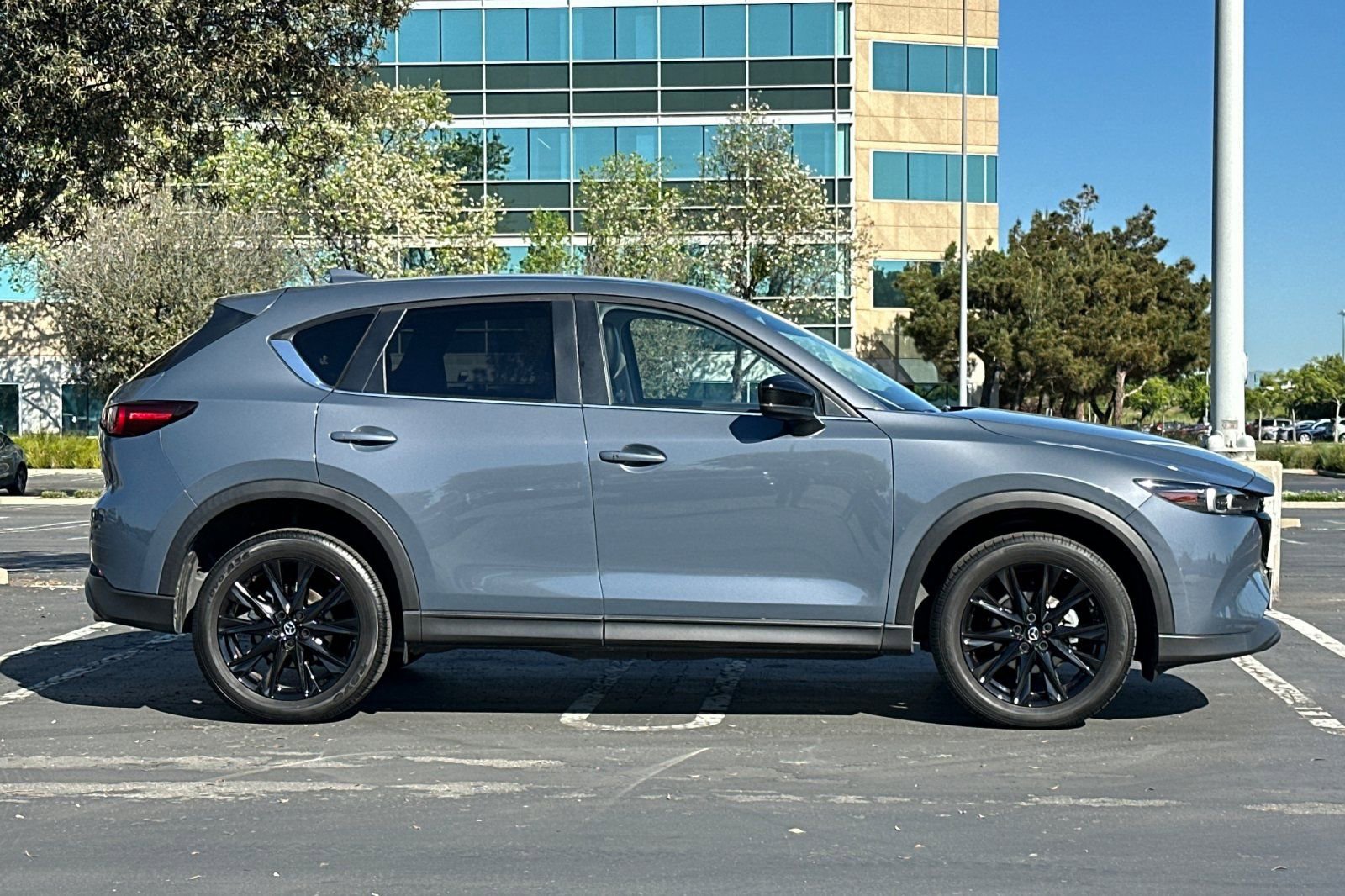 Used 2023 MAZDA CX-5 Carbon Edition image 3