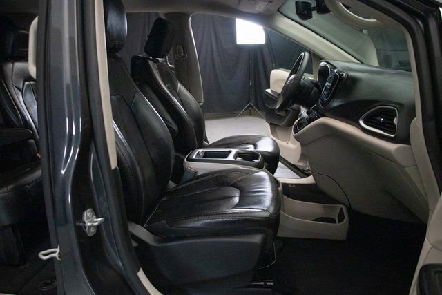 Used 2022 Chrysler Pacifica Touring-L image 16