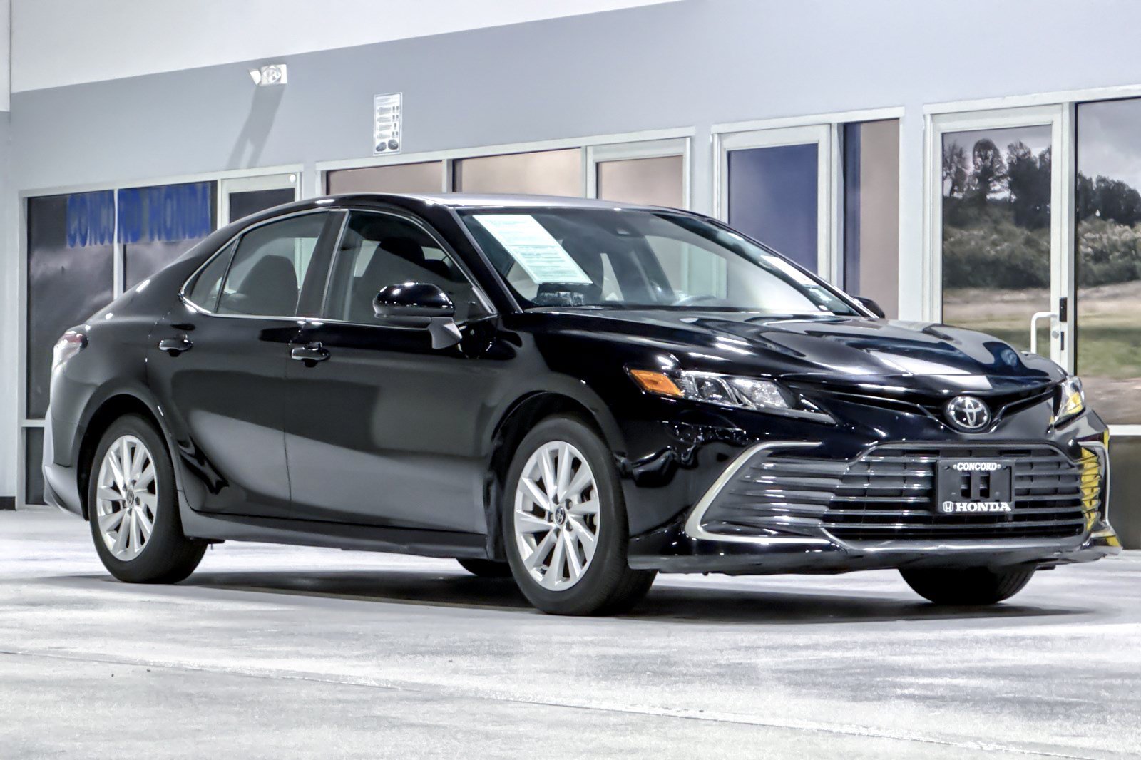 Used 2022 Toyota Camry LE FWD image 7