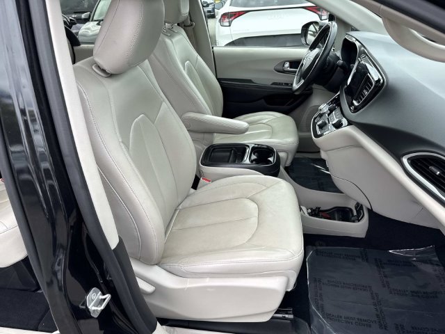 Used 2020 Chrysler Pacifica Touring-L FWD image 9