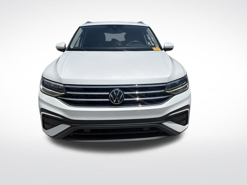 Used 2023 Volkswagen Tiguan SE FWD image 2