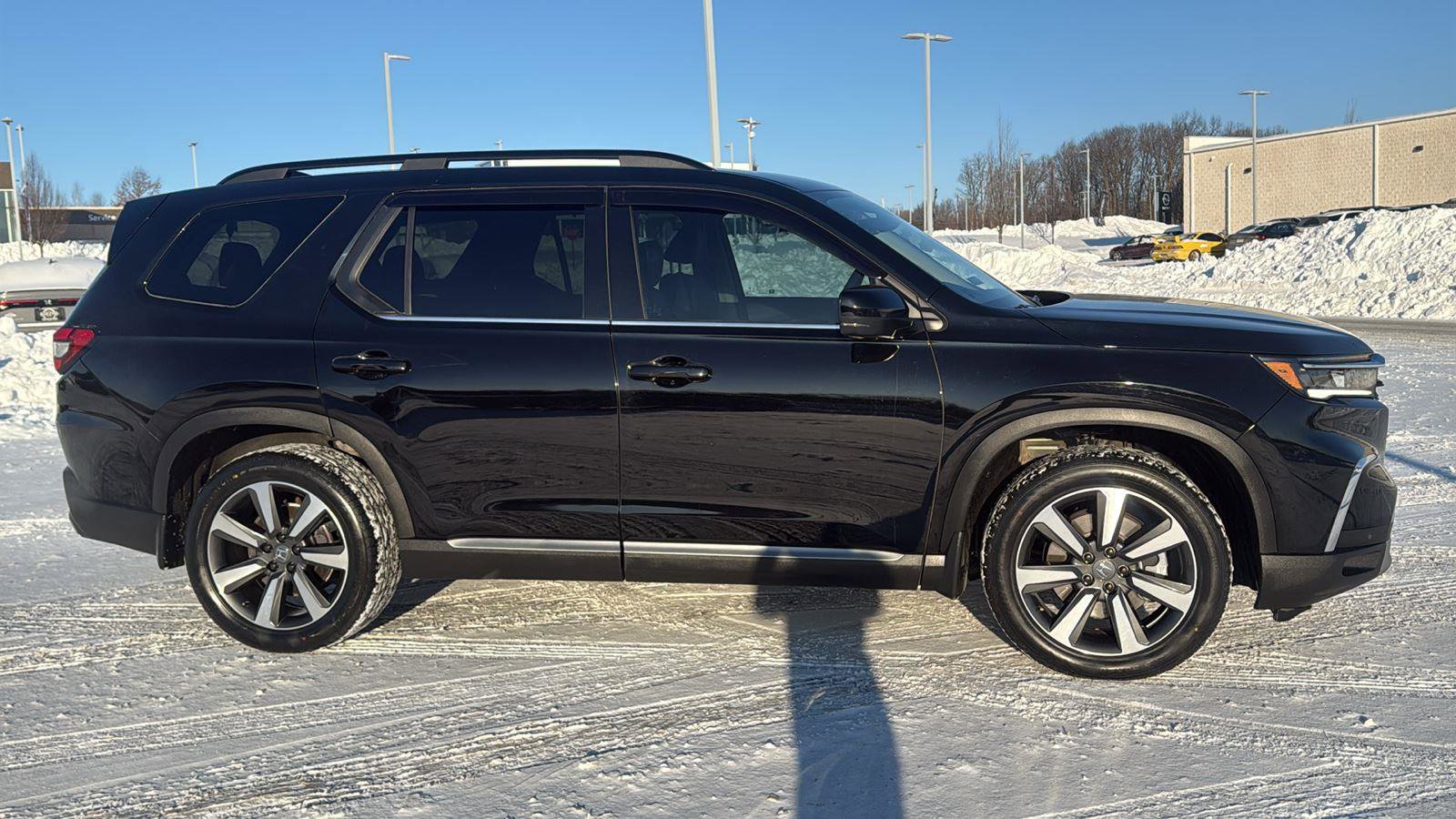 Used 2025 Honda Pilot Touring image 4