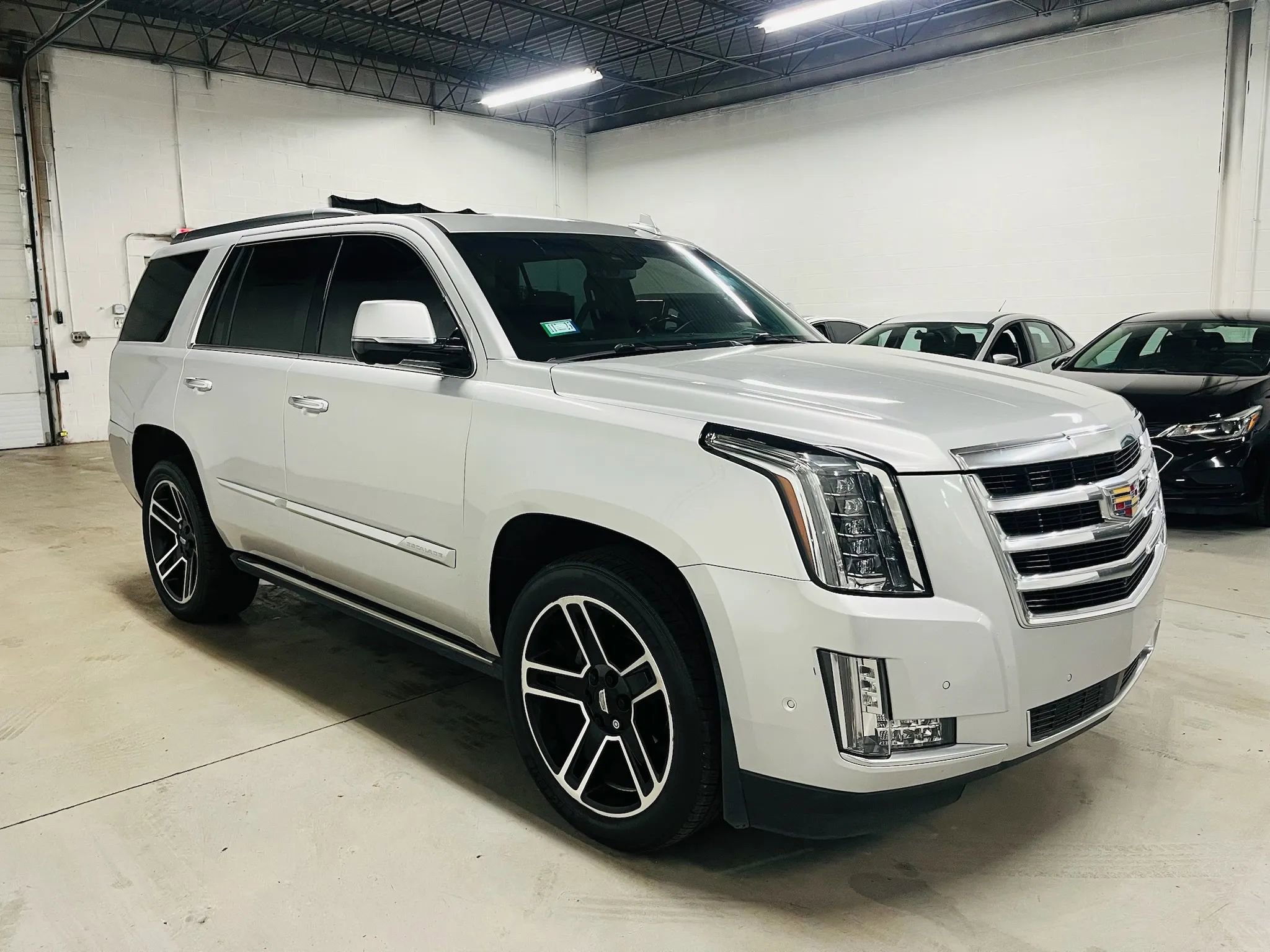 Used 2018 Cadillac Escalade Premium Luxury image 4