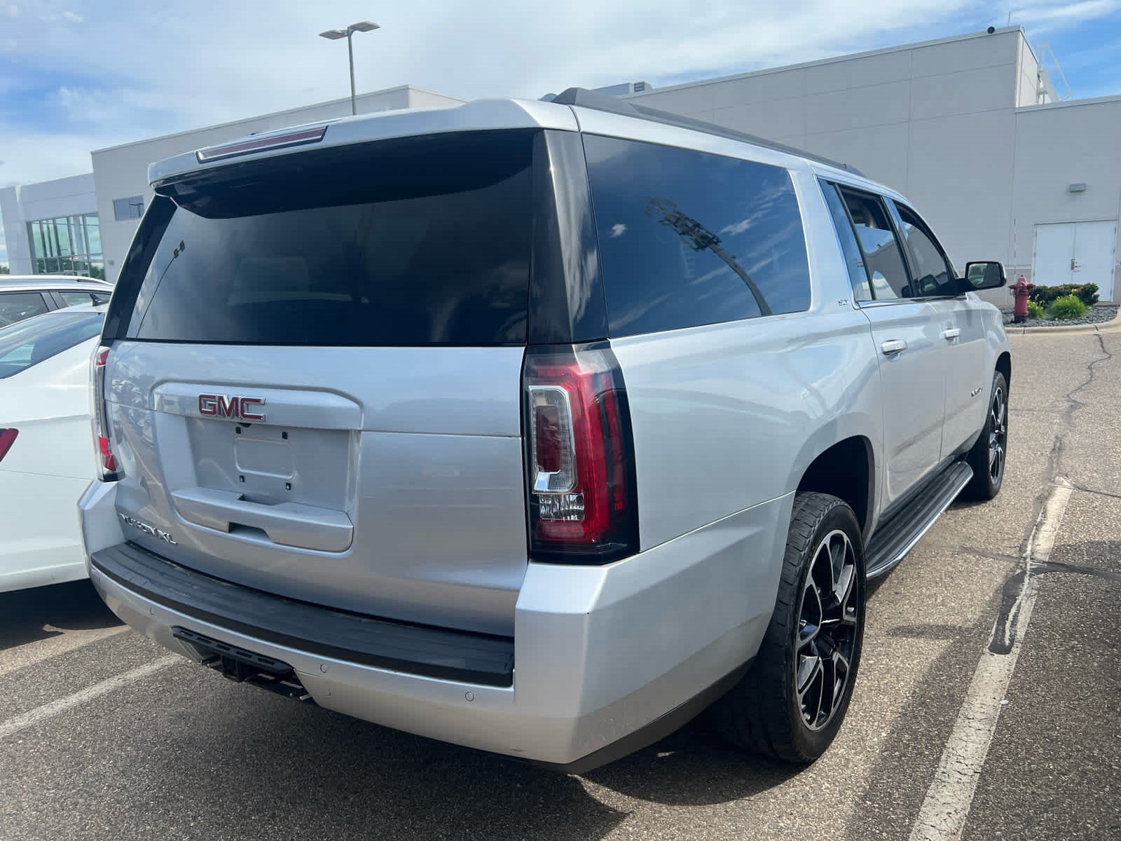 Used 2020 GMC Yukon XL SLT w/ Open Road Package AWD/4WD image 3