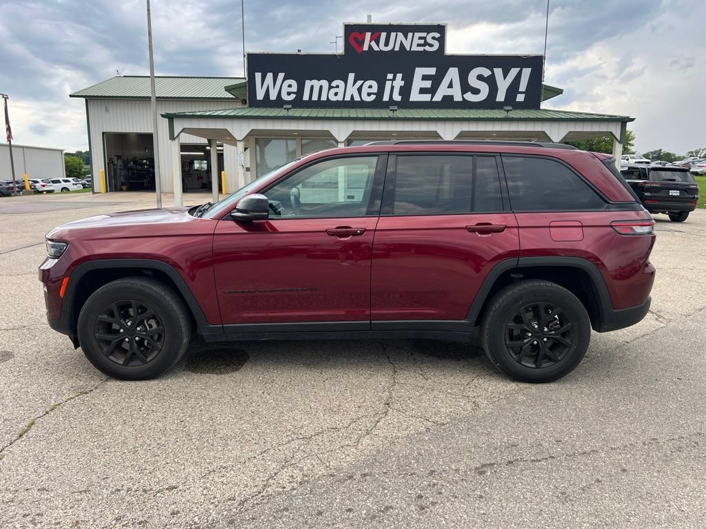 Used 2024 Jeep Grand Cherokee Altitude AWD/4WD image 6