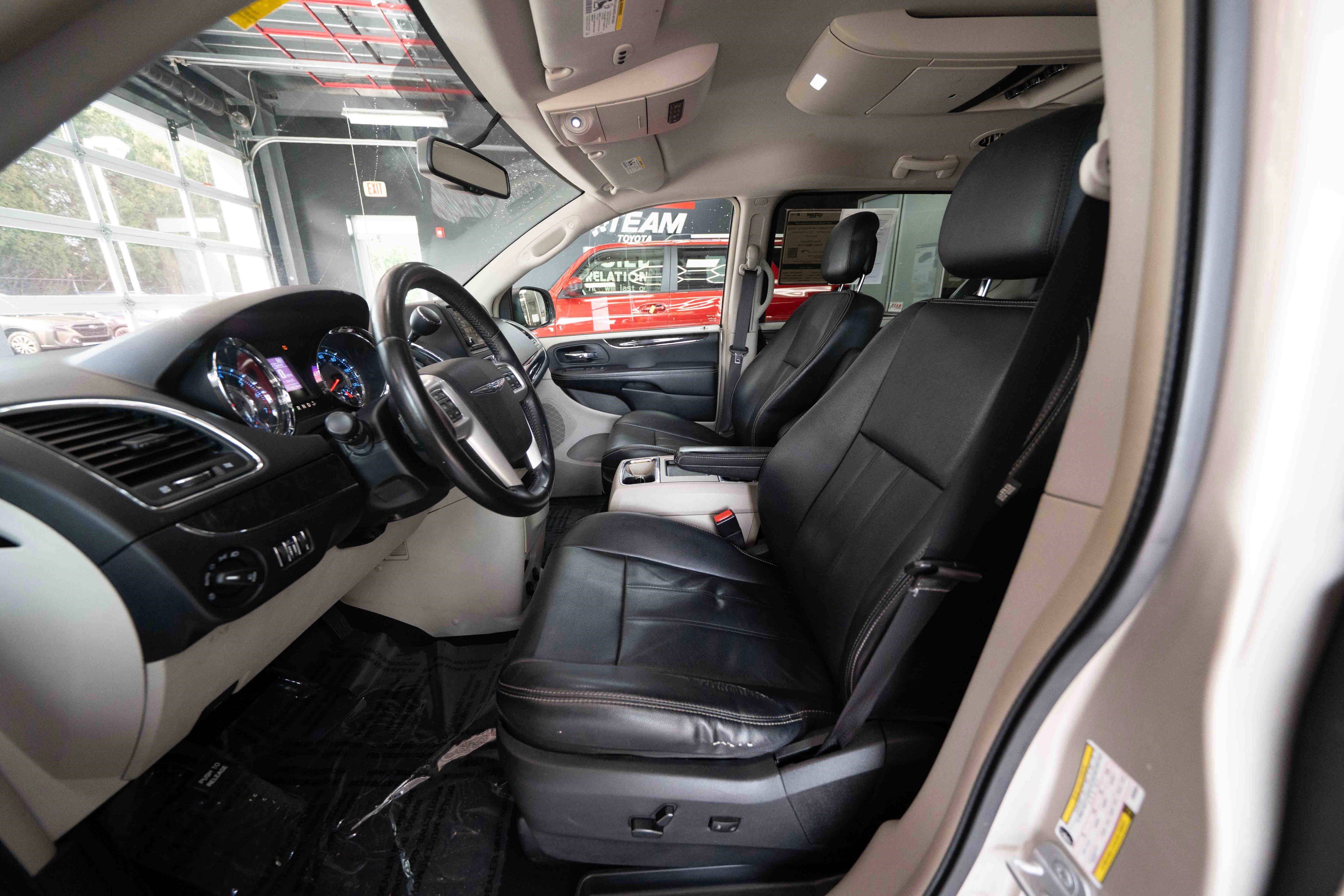 Used 2014 Chrysler Town & Country Touring image 9