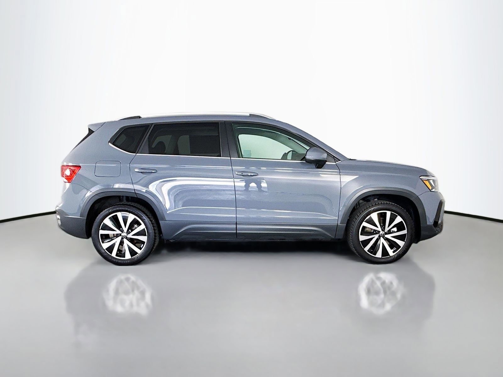 Used 2023 Volkswagen Taos SE w/ Panoramic Sunroof Package FWD image 8