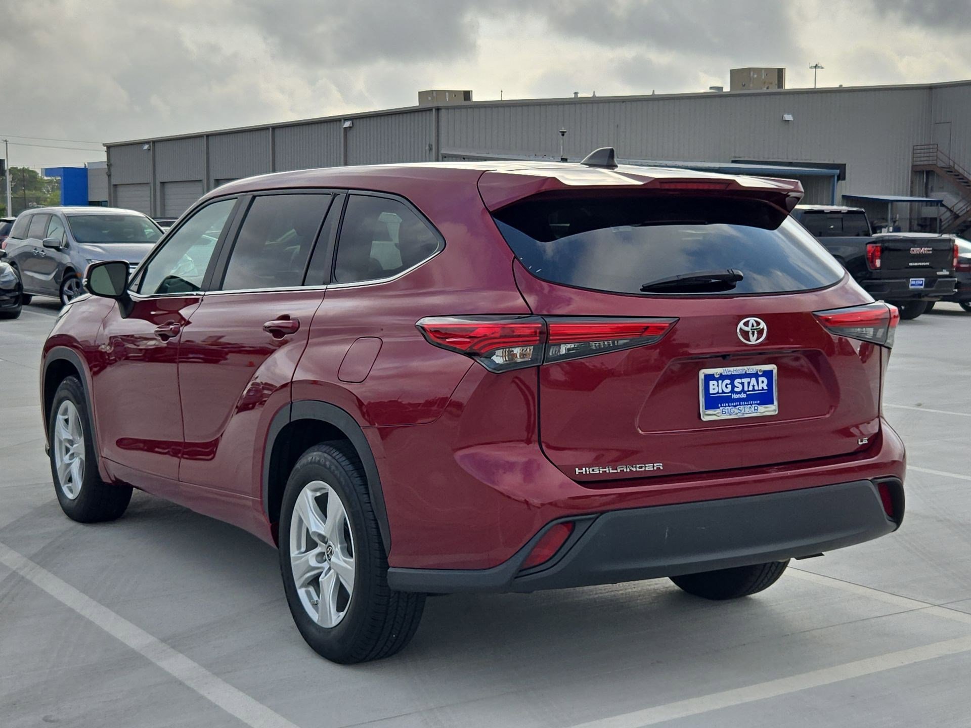 Used 2023 Toyota Highlander LE FWD image 6