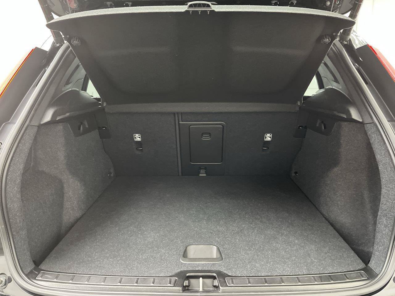 Used 2023 Volvo XC40 B5 Core AWD/4WD image 25