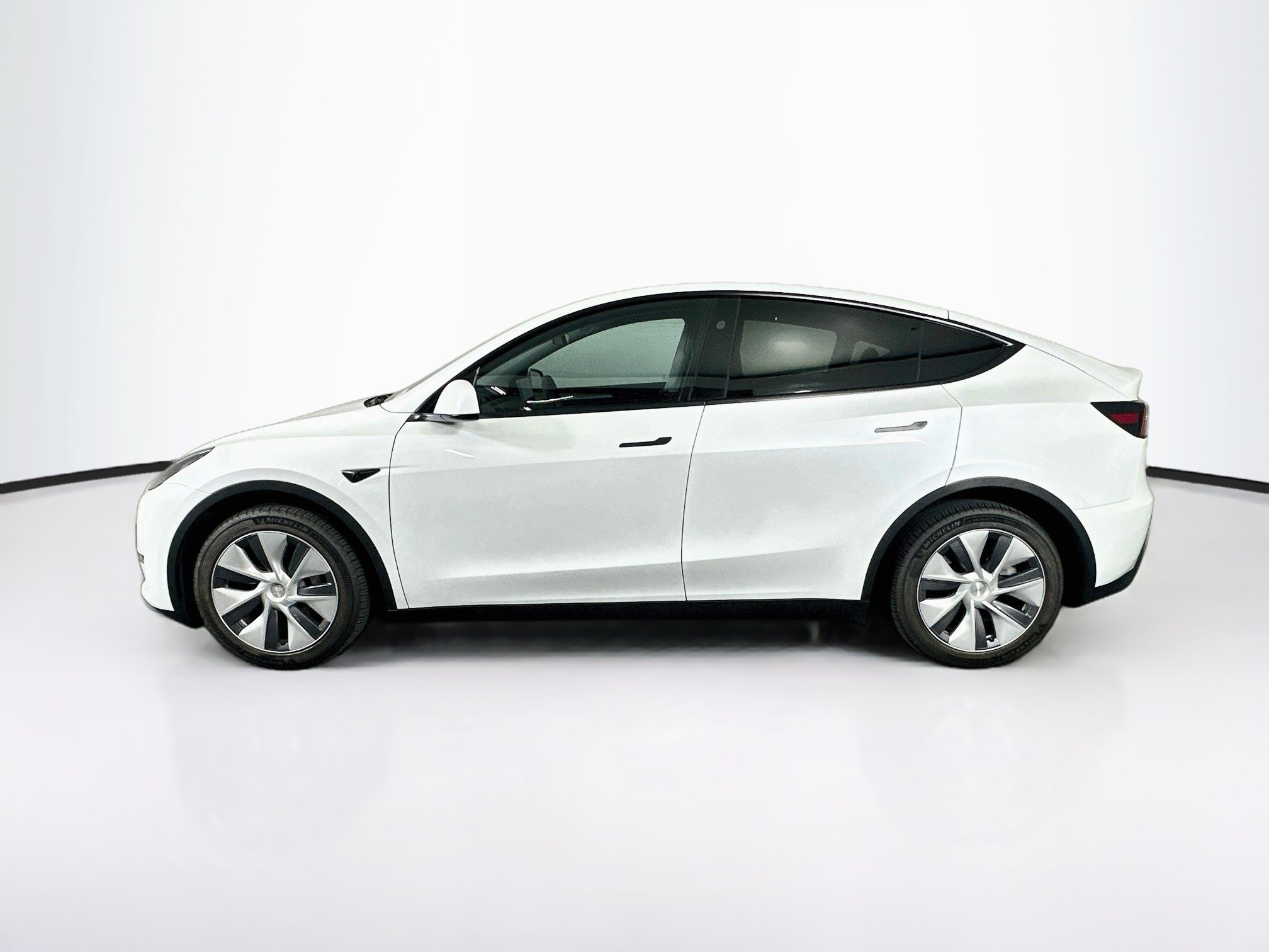 Used 2024 Tesla Model Y Long Range AWD/4WD image 4